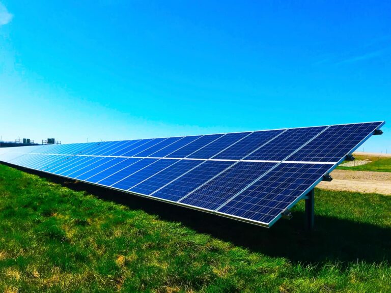 Cuáles son los pros y contras de los paneles solares